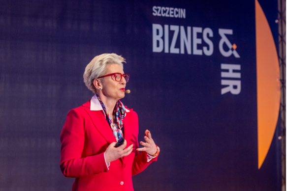 Tina Sobocińska podczas wystąpienia na Szczecin Biznes & HR 2024